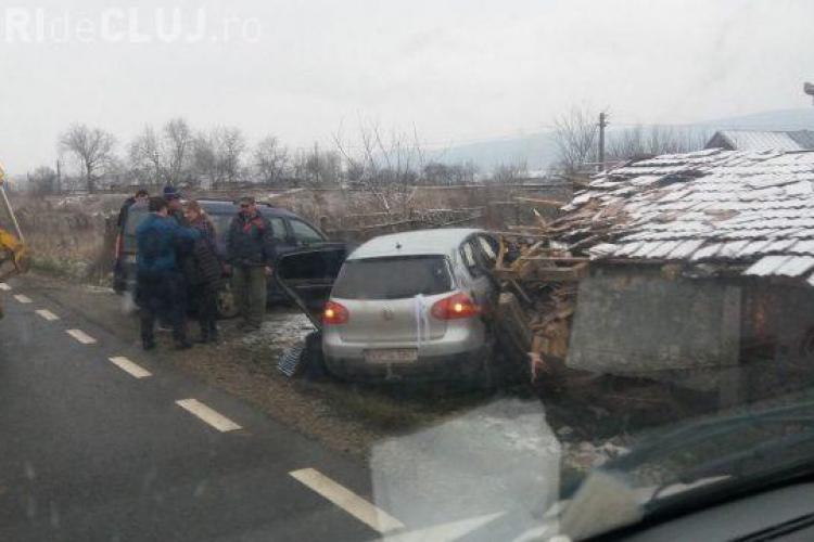 CLUJ: Graba, neatenția și condițiile de drum fac victime! O șoferiță a ajuns la spital după ce s-a răsucit cu mașina FOTO