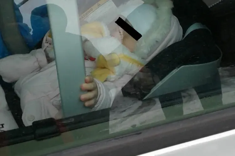 Cluj: Și-au UITAT bebelușul în mașină timp de o oră și au plecat la shoping la VIVO - FOTO EXCLUSIV