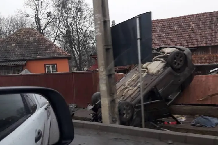 Mașină răsturnată în Gilău, pe gardul unei case. Cum s-a întâmplat totul - FOTO