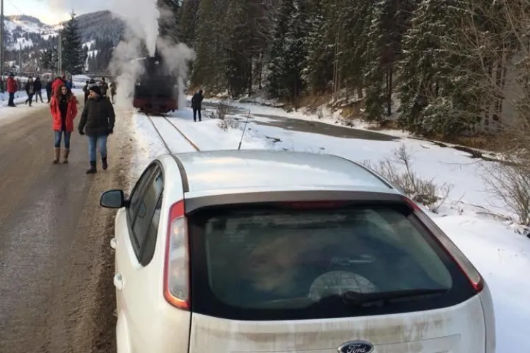 ”Parcarea” anului! Un clujean a blocat Mocănița după ce și-a lăsat mașina pe calea ferată FOTO