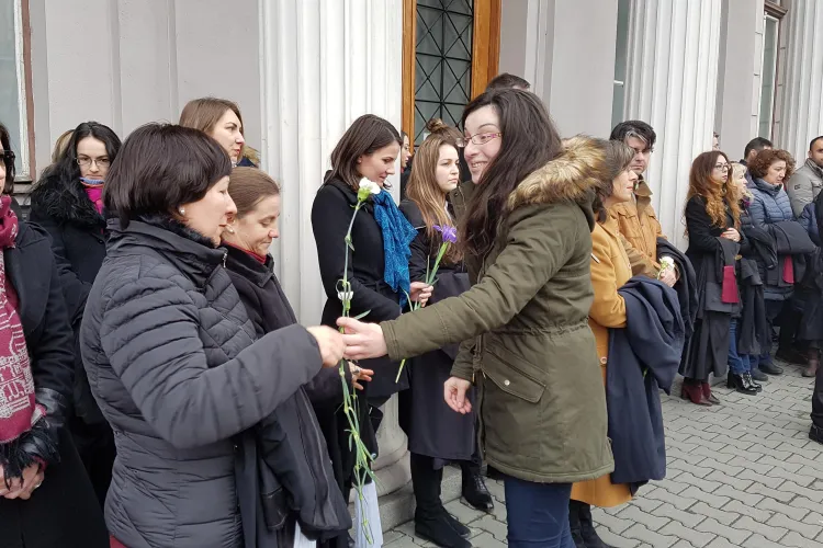 PROTEST la Cluj! Judecătorii au primit flori. Danileț: Judecătorii vor trebui să îi anunțe pe cei interceptați