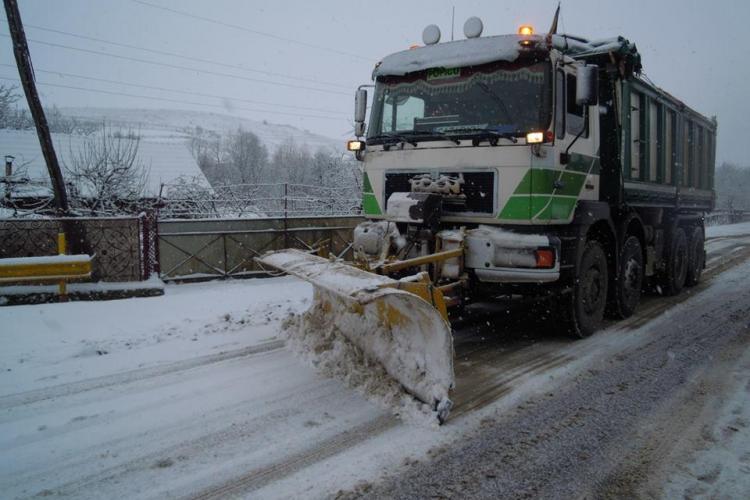 Aproape 630 de tone de material antiderapant împrăștiat peste drumurile județene din Cluj, în urma ninsorilor de azi-noapte