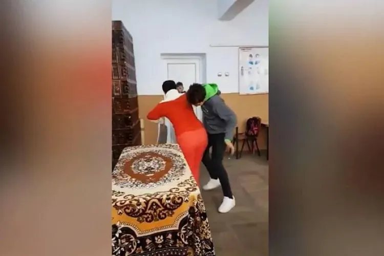 Elev din Teleorman, ARESTAT după ce a lovit o profesoară - VIDEO