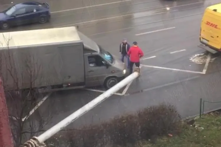Bătaie în trafic! S-au șicanat și apoi s-au luat la bătaie - VIDEO