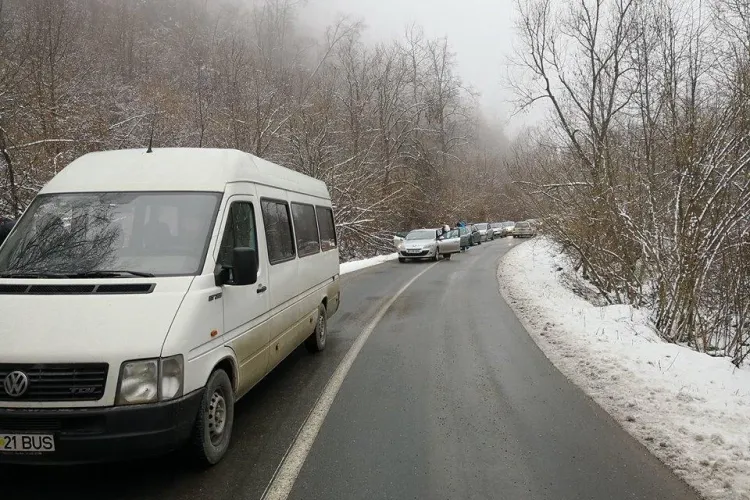 Zeci de mașini blocate înainte de stațiunea Muntele Băișorii - FOTO