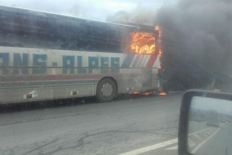 Un autocar a luat foc pe Dealul Feleacului - VIDEO / FOTO