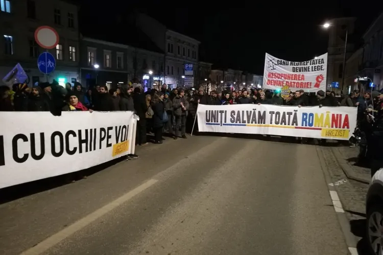 REVOLTĂ la Cluj. Oamenii au blocat B-dul Eroilor și cer apărarea DNA - VIDEO