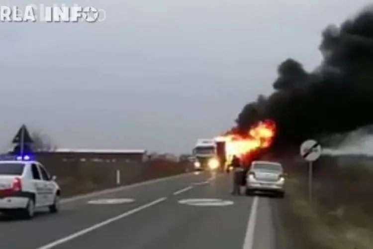 TIR în flăcări. Un șofer din Gherla a avut probleme - VIDEO