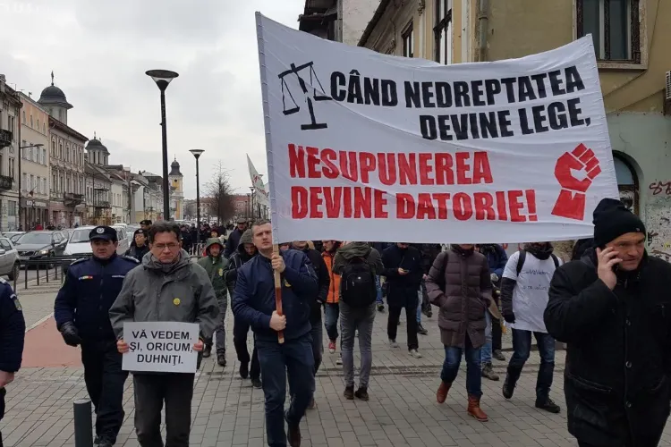 Clujenii ies din nou în stradă! Peste 200 de persoane protestează împotriva demiterii șefei DNA FOTO/VIDEO