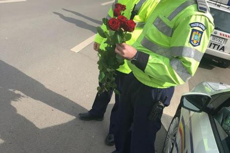 Polițiștii clujeni le-au împărțit flori șoferițelor, de 8 martie FOTO