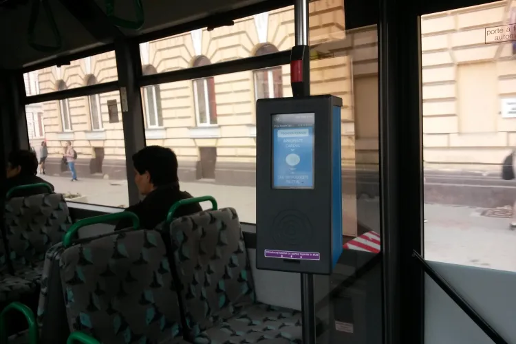 Cluj: Din motive religioase, o pensionară refuză CARDUL de transport gratuit