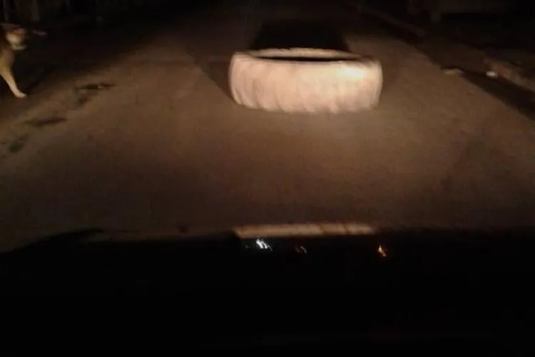 Capcană pusă seară de seară pe strada Cantonului, în zona colibelor de romi - FOTO