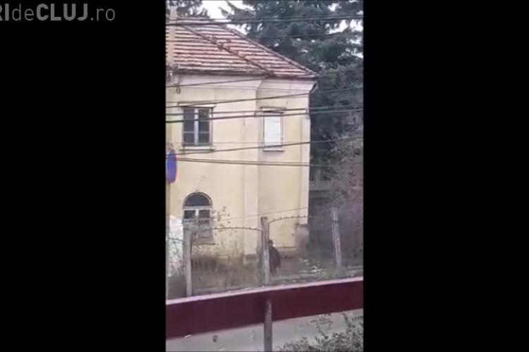 Un nebun aruncă cu bolovani în mașini în Cluj-Napoca. Unde s-a filmat - VIDEO