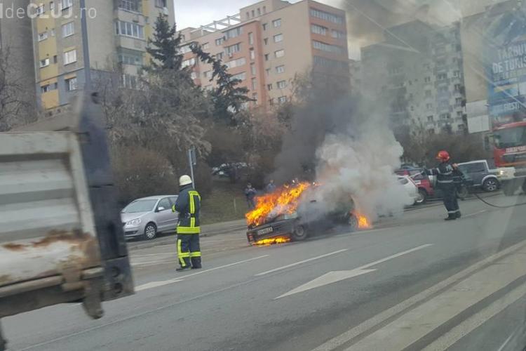 Cluj: O mașină a luat foc pe Calea Florești - FOTO