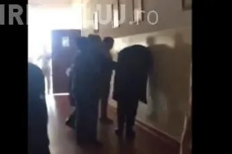 Un elev de gimnaziu a fost bătut de trei mame chiar în școală. A ajuns la spital