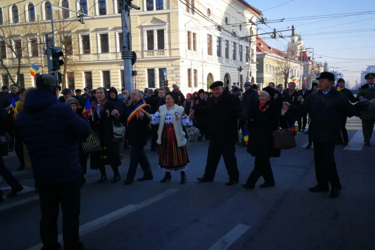 S-a dansat Hora Unirii la Cluj. Diseară va fi o horă gigantică, în tot centrul - VIDEO