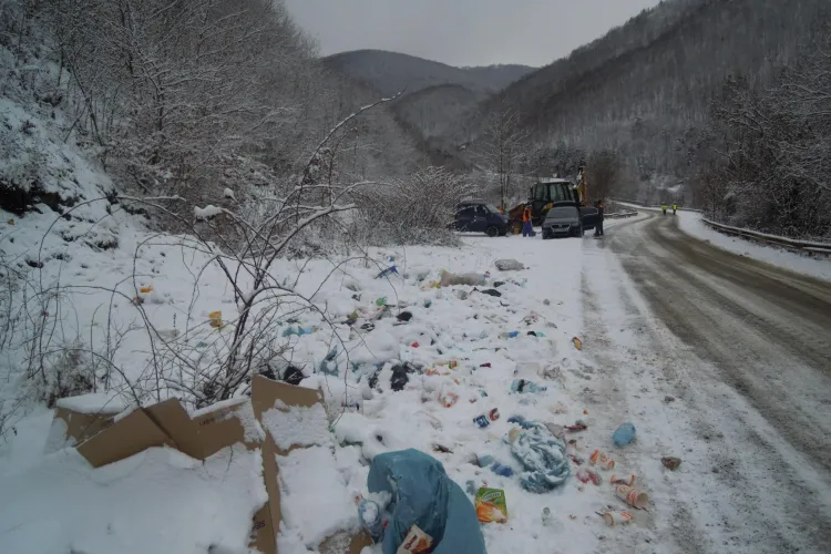 Acțiune de salubrizare în zona turistică ”Lac Tarnița”, de pe drumul județean 107 P - FOTO