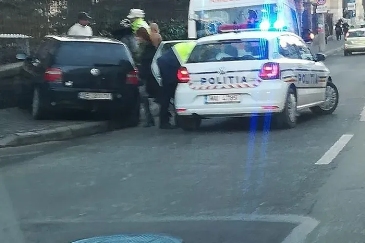 Cluj-Napoca: Femeie lovită de o mașină care a luat-o la vale. Era parcată fără frâna de mână trasă - FOTO