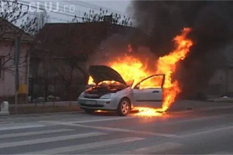 Mașină distrusă de flacari la Cluj - VIDEO
