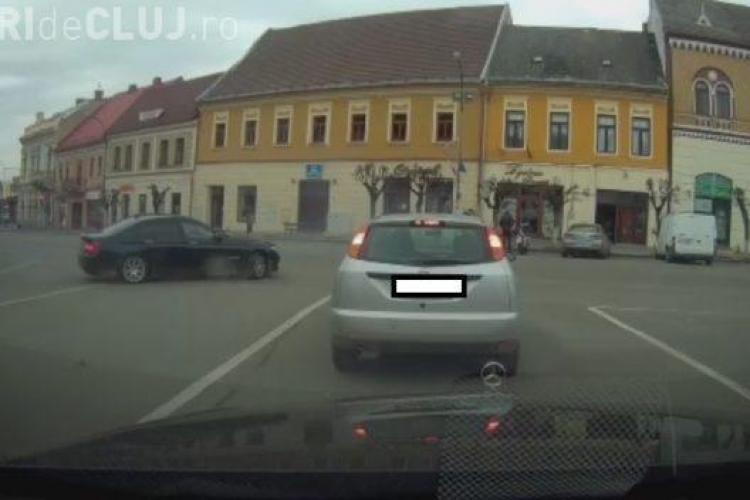 Un cocalar cu BMW a făcut drifturi în centrul Dejului, pentru a-și impresiona iubita - VIDEO
