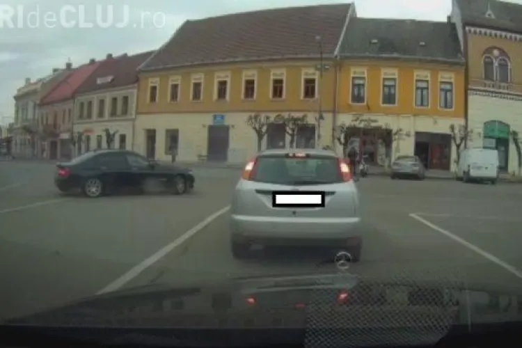 Un cocalar cu BMW a făcut drifturi în centrul Dejului, pentru a-și impresiona iubita - VIDEO