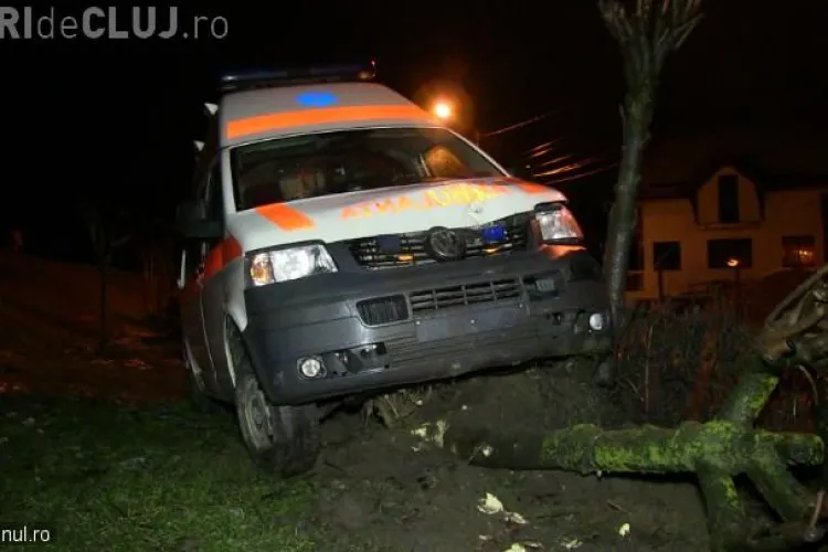 Ambulanță avariată la Dej, de o groapă semnalizată de ”DOREL” – VIDEO