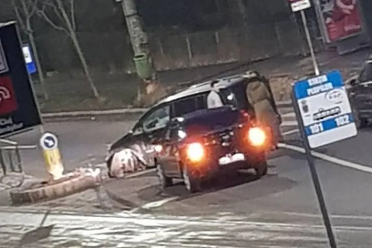 Accident pe Plopilor! A lovit refugiul de tramvai. Accident filmat - VIDEO