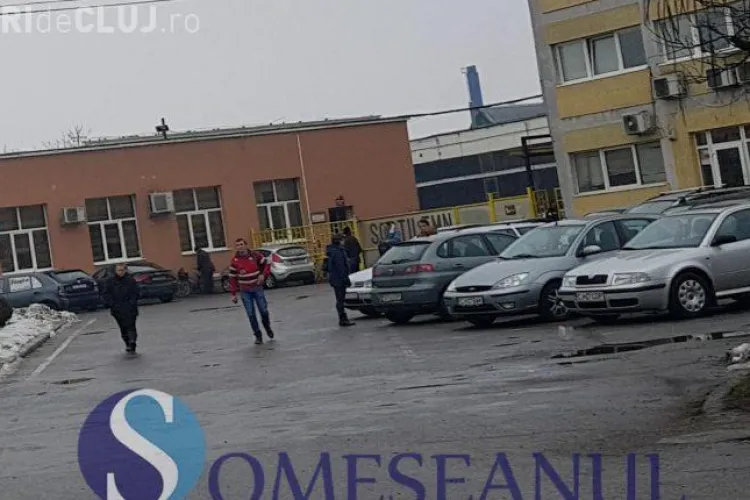 CLUJ: Trei persoane au căzut în gol de la peste 6 metri, de la o fabrică din Gherla FOTO