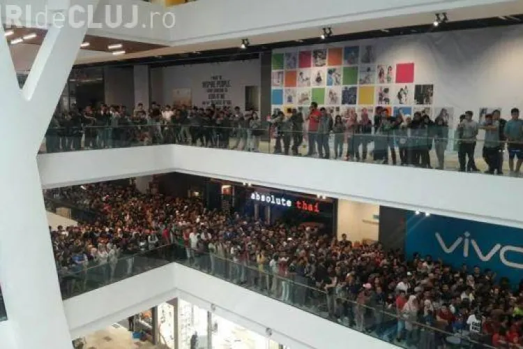 Haos la Mall, după ce un magazin a anunțat că vinde iPhone-uri cu 50 de dolari FOTO