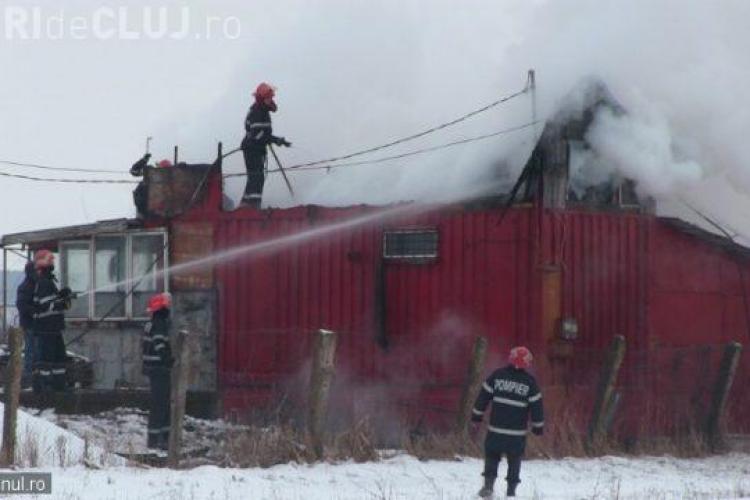 CLUJ: Incendiu la o casă de vacanță din Bonțida. Proprietarii au reușit să iasă la timp din imobil VIDEO