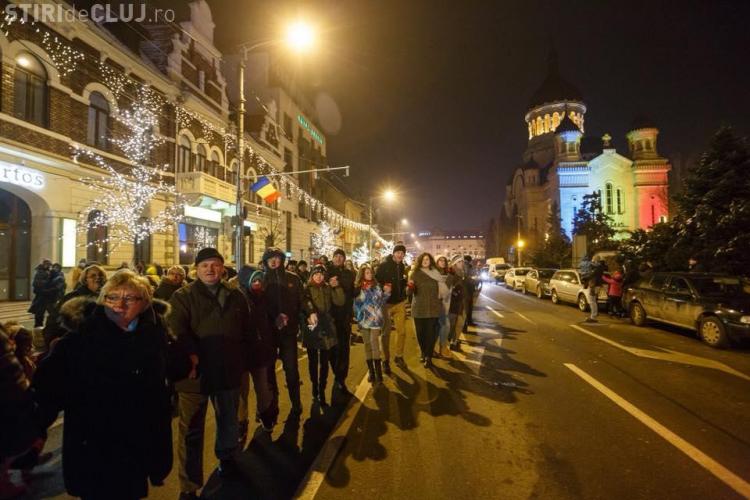 Cea mai mare Hora Unirii din istoria Clujului. Oamenii au dansat în jurul Catedralei - VIDEO
