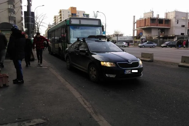 Cocalar de 8 Martie: Șoferul mașinii a oprit în stație ca să cumpere flori - FOTO