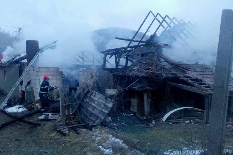 Tragedie la o localitate din Cluj. O familie a rămas fără locuință după ce aceasta a ars complet FOTO