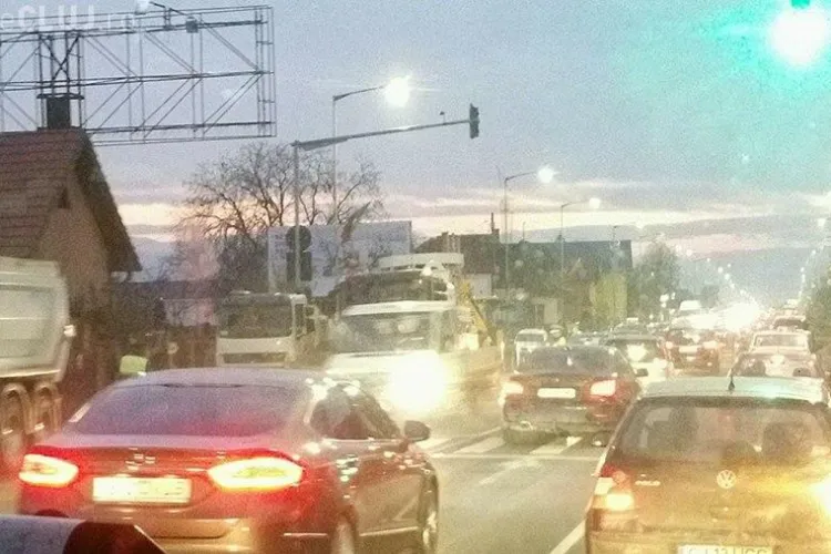 Blocaj în Florești, din cauza lucrărilor la canalizare: Cineva a turnat beton în canalizare - FOTO