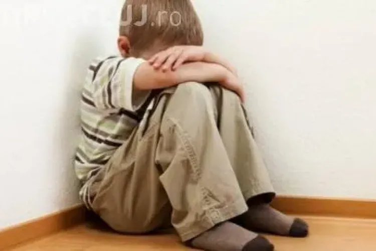 CLUJ: Un învățător s-a ales cu dosar penal după ce a lovit un elev de 8 ani cu indicatorul VIDEO