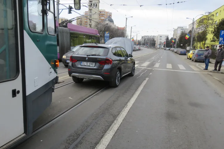 Tramvaiele, blocate în Mănăștur. Un autoturism a rămas defect pe linia de tramvai