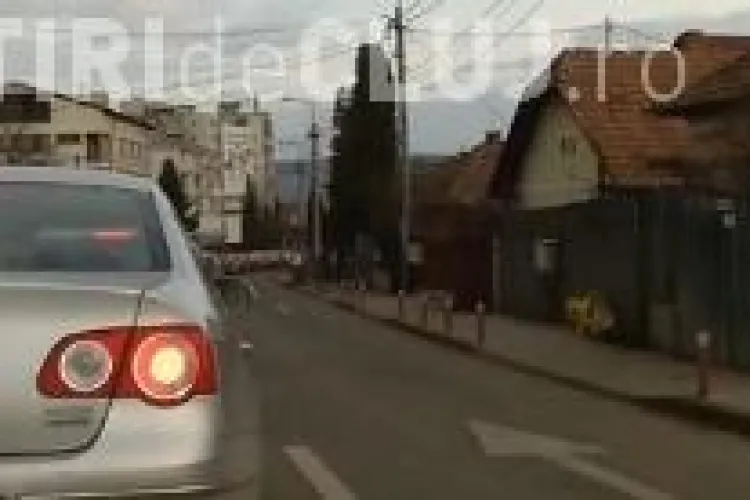 HAOS în trafic, în Mănăștur: Au încurcat traficul punând stâlpișori pentru delimitarea benzilor în sensul giratoriu 