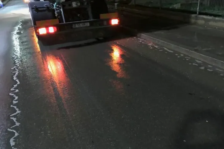 Minune în Florești! Se spală străzile noaptea. Urmează normalitatea? - FOTO
