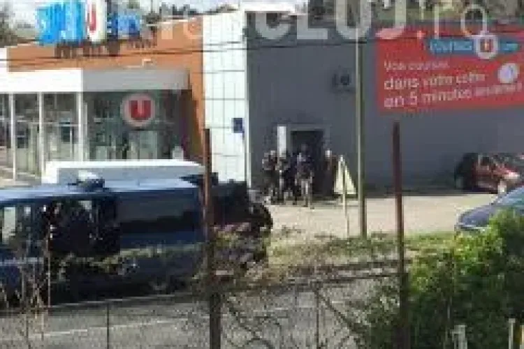 Atac terorist, soldat cu trei morți, în Franța. Atacatorul a fost împușcat mortal