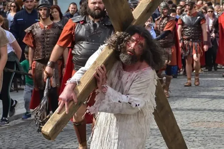 Cluj: Reconstituire șocantă a ”Drumului Crucii” în centrul orașului - FOTO