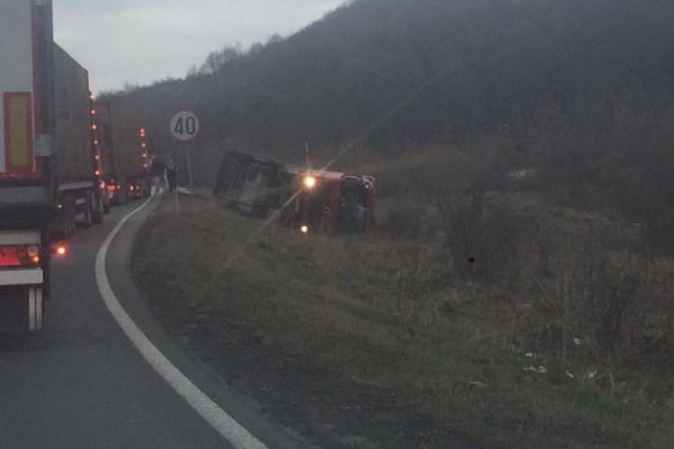 CLUJ: Accident grav pe drumul Huedin - Oradea. Un TIR s-a răsturnat pe marginea drumului FOTO