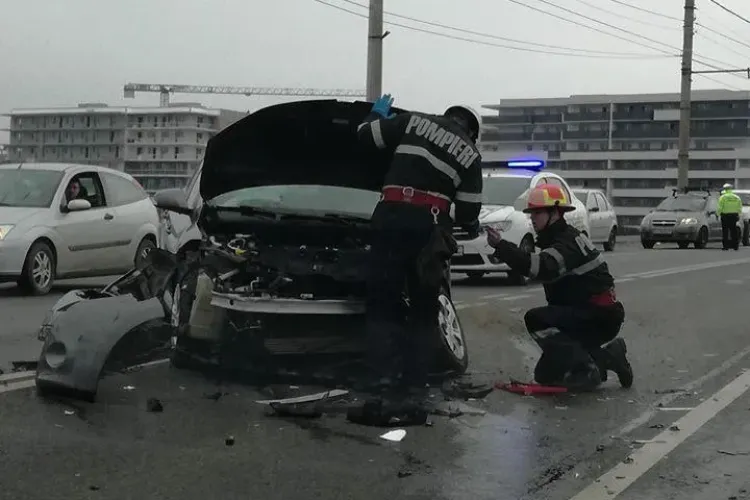  Accident grav la Podul IRA. O mașină a fost scoasă de pe carosabil FOTO
