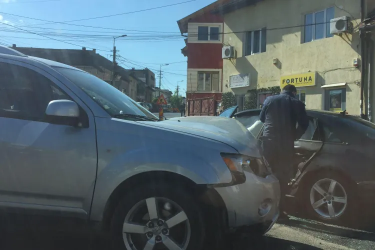 Accident pe strada Septimiu Albini, în mini sensul giratoriu - FOTO