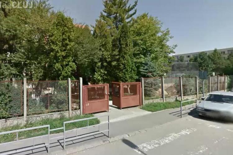 Cluj-Napoca: ”Pedofil în fața Școlii Iuliu Hațieganu” / UPDATE: Poliția îl audiază