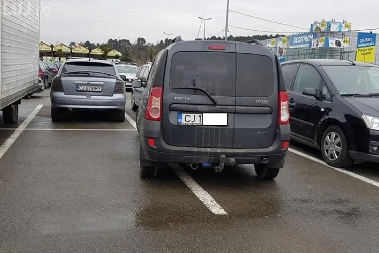 Nesimțire în parcare la Vivo (fostul Polus). Șoferul parcase pe două locuri - FOTO