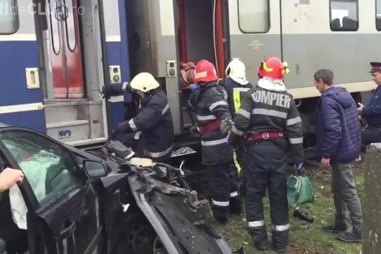 Mașină lovită de tren la Dezmir