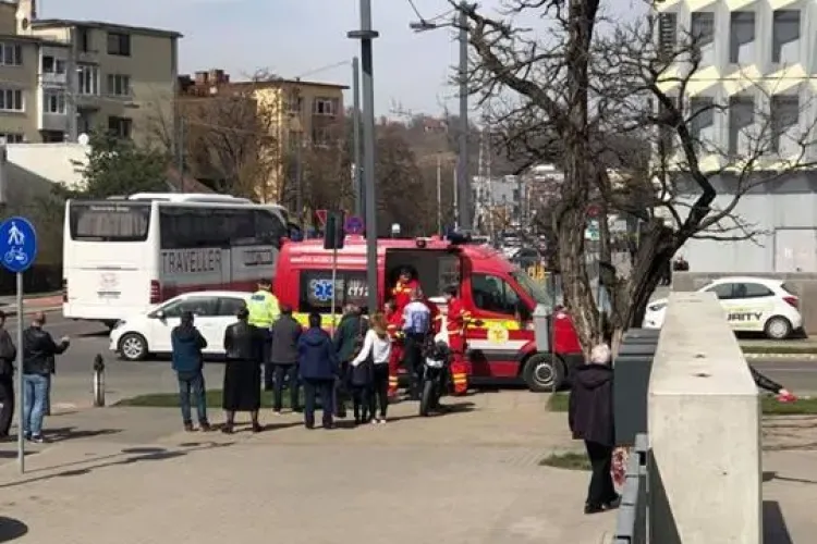 Motociclist lovit de un Audi lângă Sala Polivalentă - FOTO