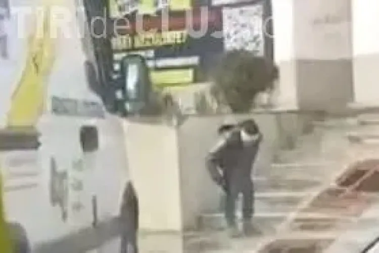 Femeie surprinsă ușurându-se pe stradă în plină zi, în Mărăști. Lipsa băilor publice e o problemă? VIDEO