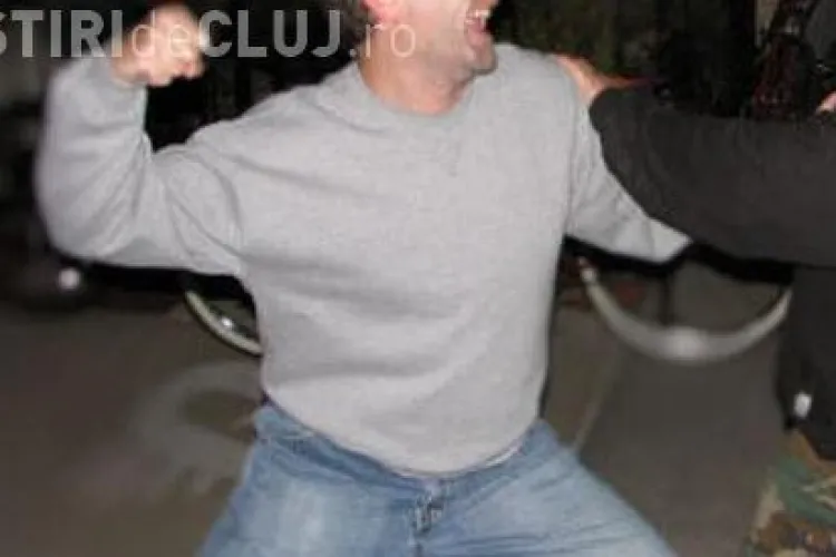 CLUJ: Decizie halucinantă a judecătorilor în cazul unui bărbat ce și-a bătut victimele și a încercat să intre cu drujba peste ele în casă