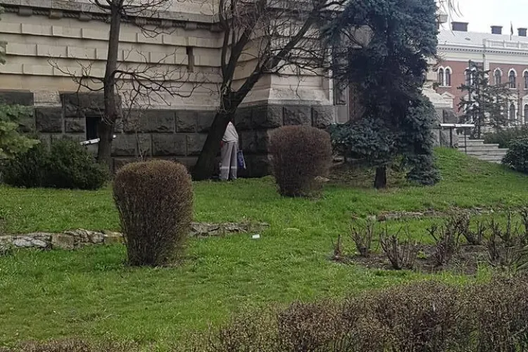 Angajat E.ON Gaz Cluj urina pe Catedrala Mitropolitană din Piața Avram Iancu - FOTO